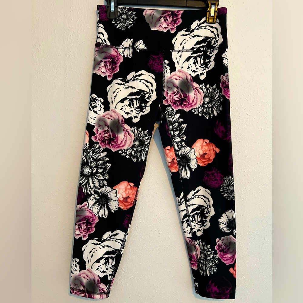 Balance Collection by Marika black floral cropped leggings Womens medium